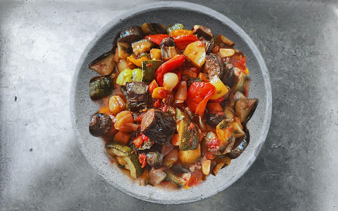 Buntes Ofengemüse griechischer Art